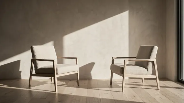 Due poltrone chiare in una stanza con luce naturale
